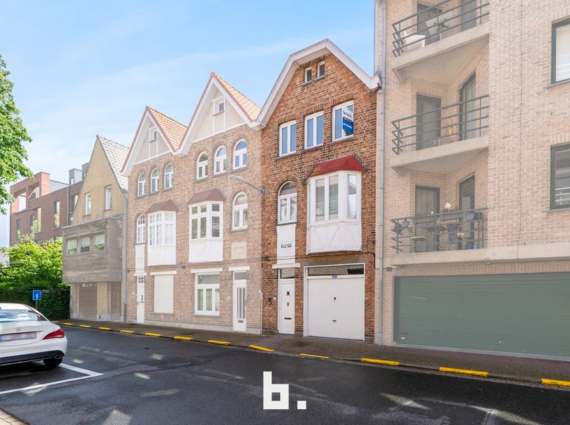 Deze unieke kans biedt u een alleenstaande woning in het hartje van het Knokse centrum. Op een boogscheut van de Lippenslaan maar in een groene omgevi