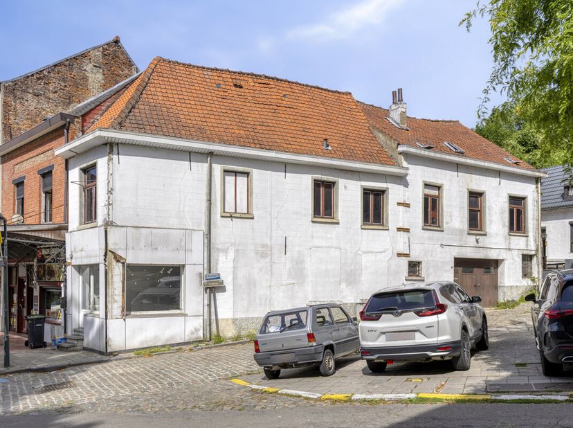 Woon- en handelshuis volledig te renoveren en ideaal gelegen in het centrum van Overijse, vlakbij winkels, scholen en het openbaar vervoer.<br />
Deze