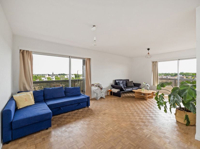 Localisation:<br />
Situé sur l’Elisabethlaan à Berchem, cet appartement bénéficie d’un emplacement très central et facilement accessible. Les transpo