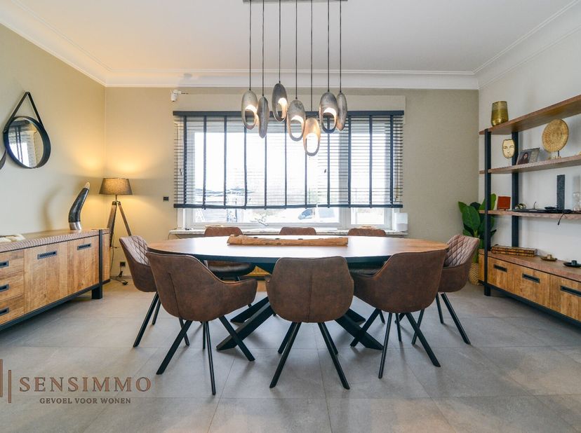Stap binnen in deze karaktervolle open bebouwing, die grondig gerenoveerd werd en vandaag alle hedendaagse comfort biedt. Dit pand is niet alleen een