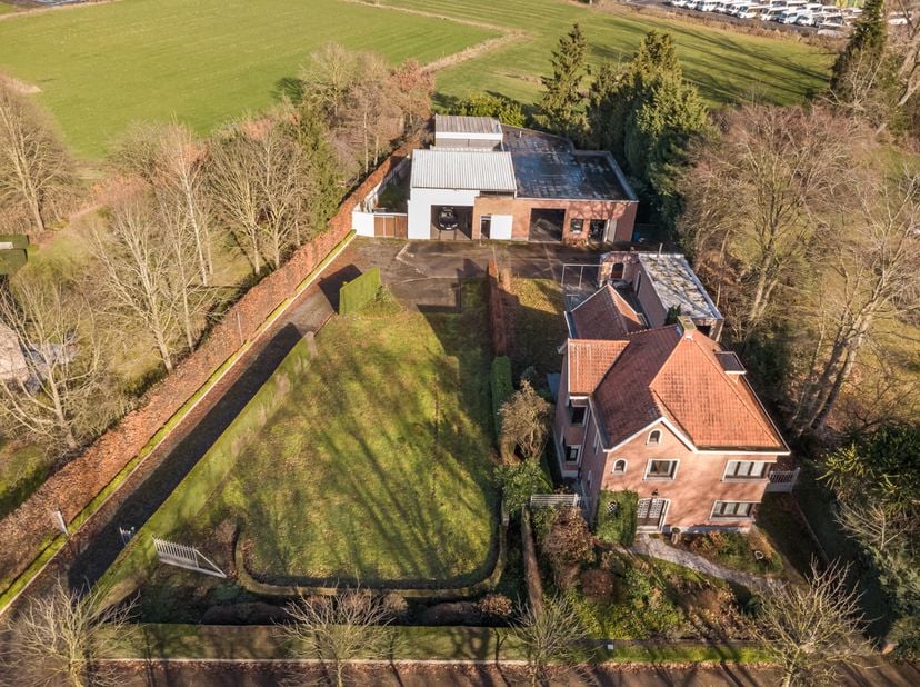 Algemeen:<br />
<br />
Op een uitstekende locatie te Reet vinden we op een perceel van maar liefst 2568 m²:<br />
<br />
een ruime en karaktervolle vi