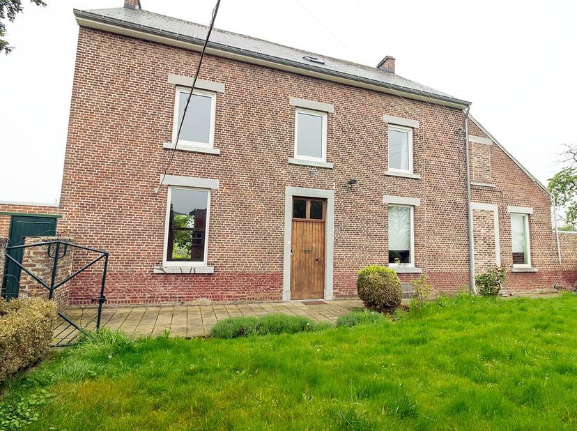 PRESBYTÈRE AVEC UNE VUE IMPRESSIONNANTE - <br />
<br />
Charmante maison de type presbytère avec vue imprenable, située sur un grand terrain à Leemzaa