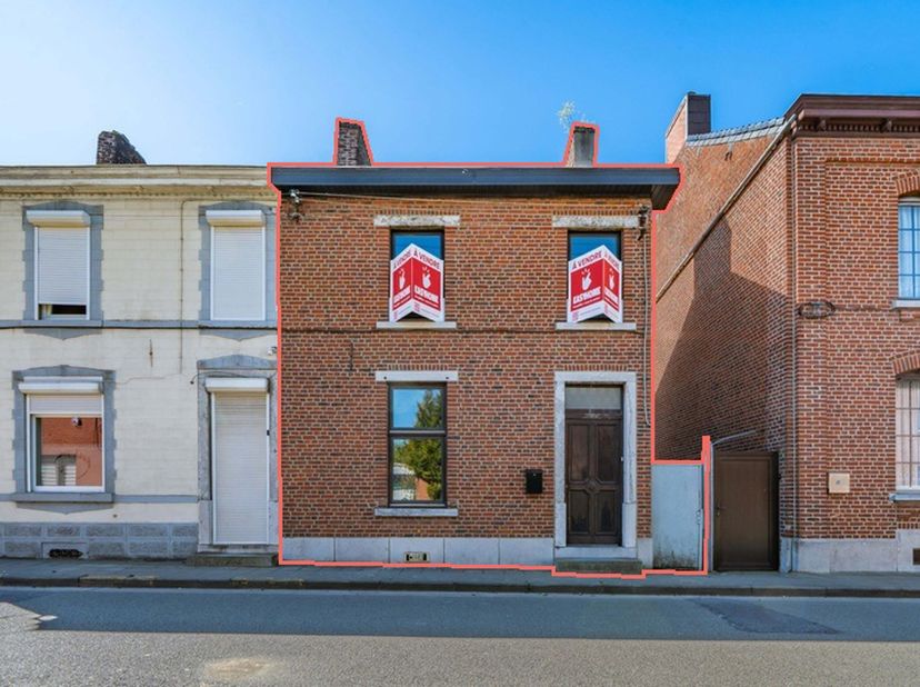 EasyHome a le plaisir de vous présenter cette charmante maison 3 façades rénovée récemment. Elle bénéficie d'une situation incroyable, dans une rue ca
