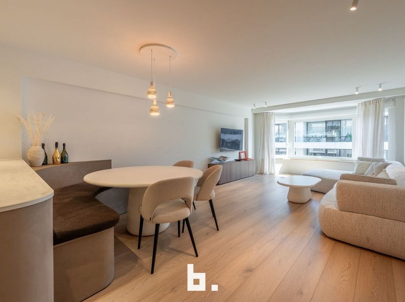 Op een absolute toplocatie in de Diksmuidestraat, op wandelafstand van het strand en het bruisende commerciële centrum van Knokke, bevindt zich dit vo