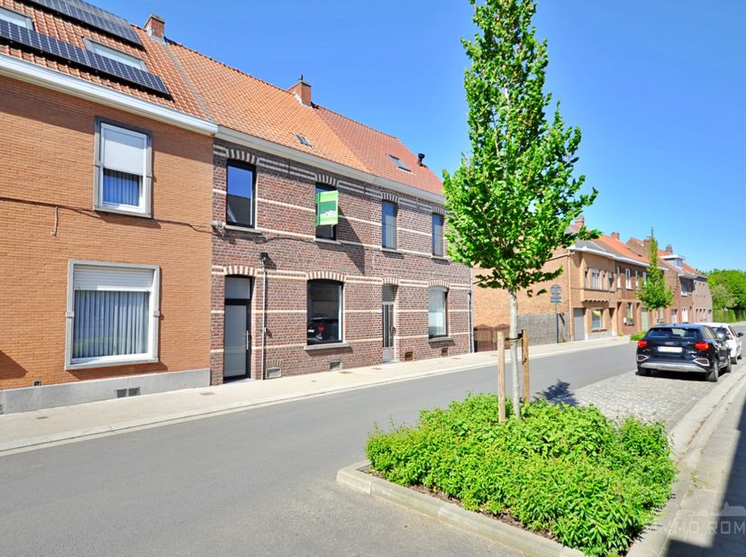 In een verkeersluwe straat in de dorpskern van Kluisbergen vinden we deze volledig vernieuwde woning, voorzien van een praktische uitweg achteraan.&amp;nb