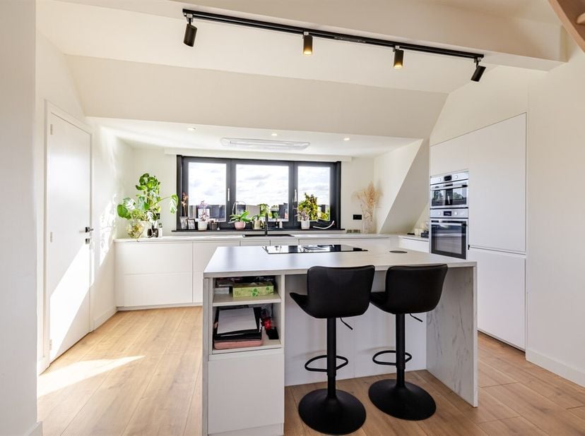 Topper! Instapklaar duplexappartement met garagebox!<br />
Dit appartement is rustig gelegen en toch vlot bereikbaar, en vlakbij handel en scholen!<br