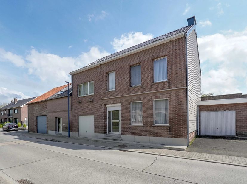 Deze woning beschikt over een meerdere inkomhallen, een gelijkvloers woonkamer, keuken, berging enz. Opverdiep zijn er 5 slaapkamers  die flexibel in