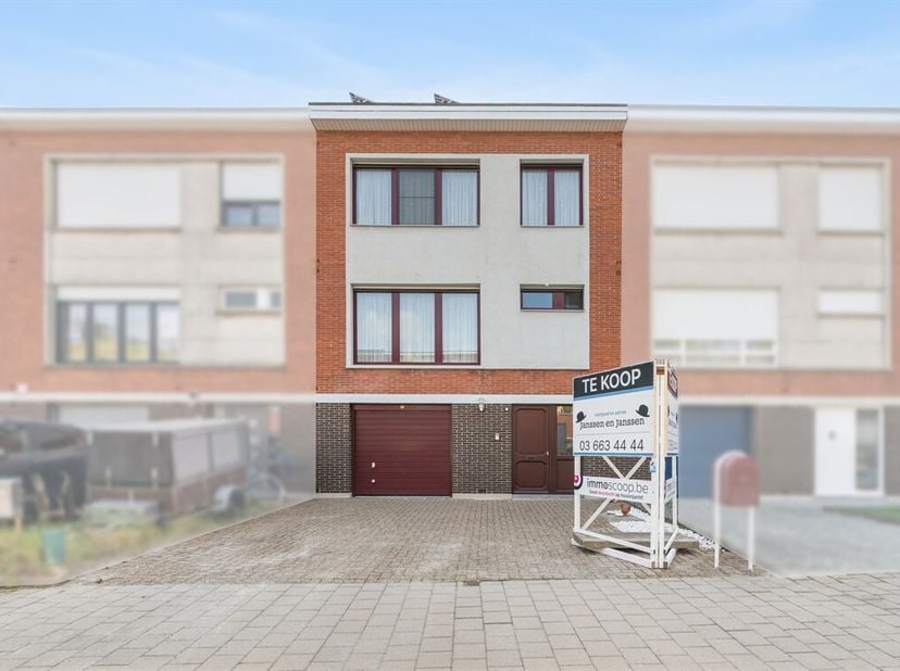 Energiezuinige bel etage woning met 3 slaapkamers, zonnepanelen, batterij, airco en ZO tuin.<br />
Gelegen in een rustige, kindvriendelijke woonwijk n