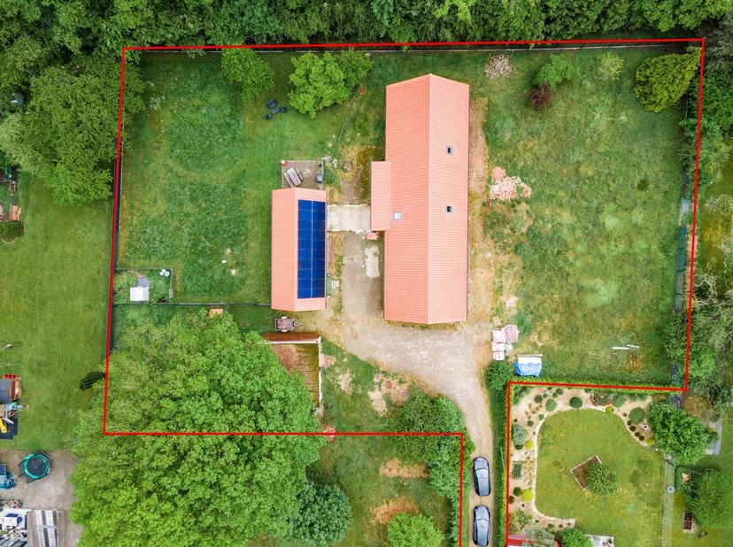 Ferme finie avec annexe prête à être emménagée.<br />
<br />
Située dans une rue calme de Helchteren, cette ferme casco unique est accessible par un