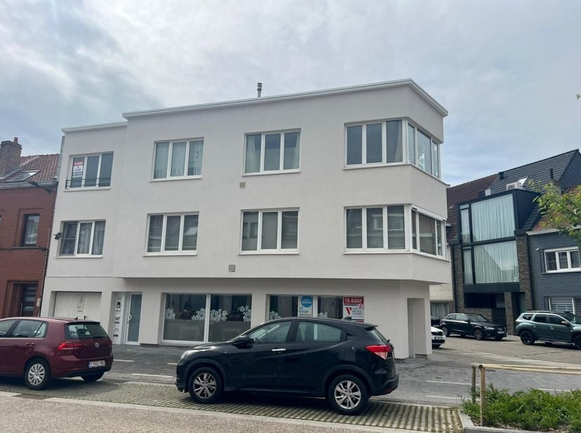 Dit gerenoveerde appartement is gelegen op de 2e verdieping van residentie Breughel, die zich op de hoek van de Mariakerkelaan en Smedenstraat bevindt
