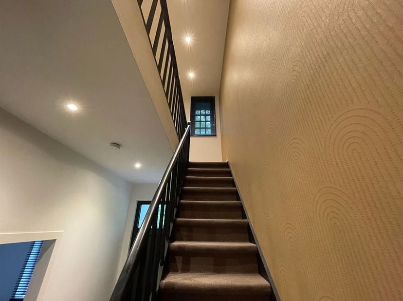 Charmante maison rénovée de 2 chambres avec terrasse spacieuse et parking privé !<br />
Cette propriété prête à l'emploi est située dans un endroit pr