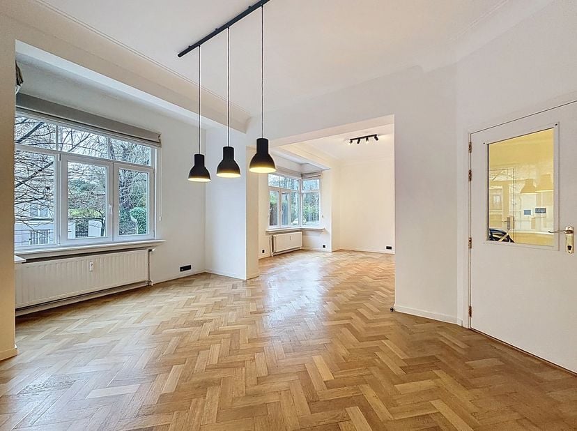 WE INVEST Ixelles nodigt u uit om deze prachtige verhoogde benedenverdieping van 88 m² (EPB-oppervlakte) te komen ontdekken, ideaal gelegen aan de Ave