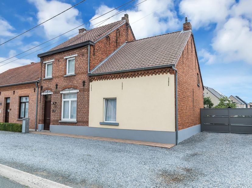 Bent u op zoek naar een karaktervolle woning met een praktische indeling, veel bergruimte en een gunstige ligging? Dan is deze charmante halfopen bebo