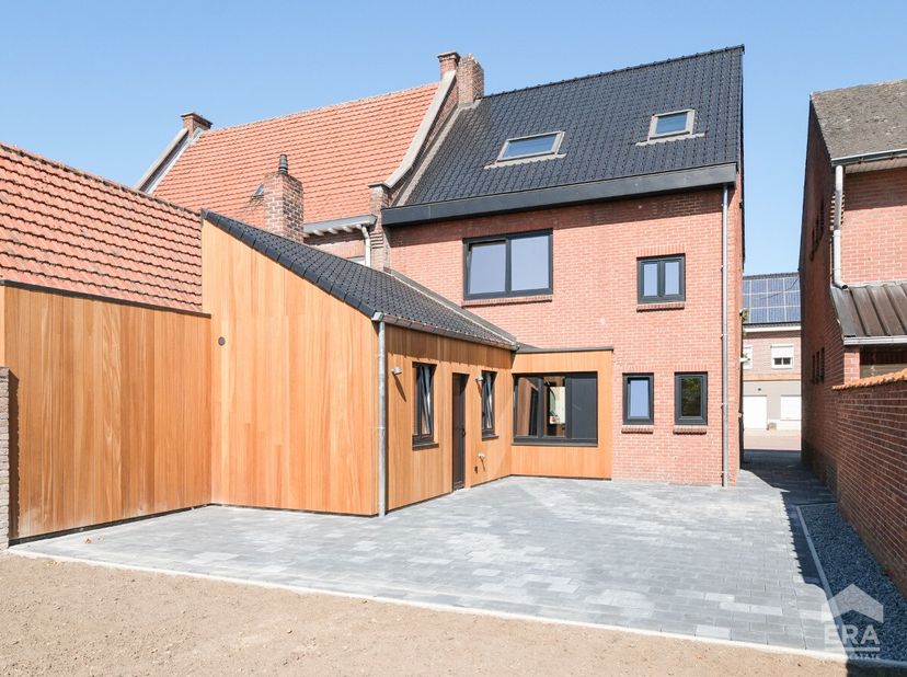 Mooie gerenoveerde halfopen woning in het centrum van Bocholt, vlak bij het kanaal en alle voorzieningen. Deze gerenoveerde woning uit 1949 combineert
