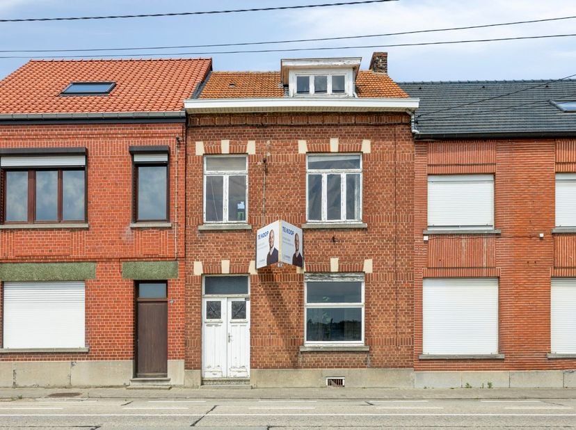 Via de inkomhal betreed je de woonkamer, die aansluit op de eetkamer, de keuken en de praktische bijkeuken. Op het gelijkvloers bevinden zich tevens e