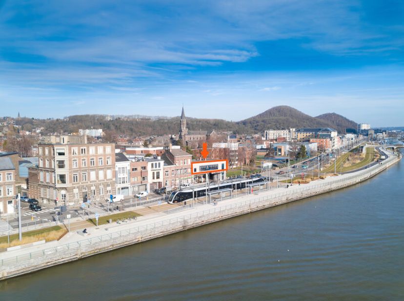 Magnifique et très spacieux appartement rénové situé au 1er étage d'un petit immeuble (+/- 215m² d'après PEB ) 4 chambres avec terrasse situé à Liège