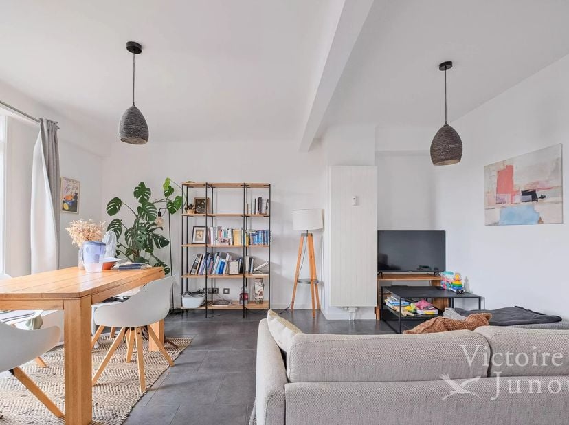 Op slechts een paar meter van het Plaats Brugmann, prachtig penthouse met een totale oppervlakte van ± 115 m² bruto (volgens PEB) met terras. Het best