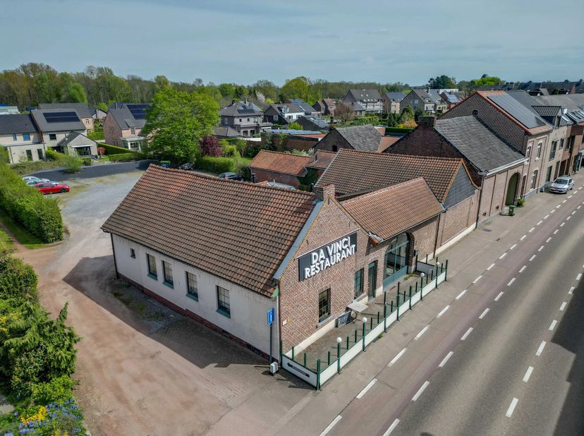 Op een zichtbare locatie langs de Beverststraat bevindt zich dit veelzijdige handelshuis met tal van mogelijkheden voor zelfstandigen, investeerders o