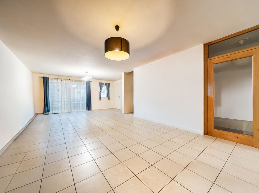 Ontdek dit huis ideaal gelegen dicht bij winkels, transport en scholen.  Op de begane grond bevinden zich een inkomhal, een grote garage en een wasrui