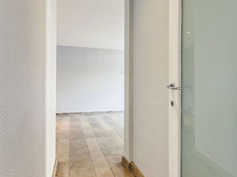 TE KOOP: Gelijkvloers 1-slaapkamer appartement met gunstige ligging te Runkst (Hasselt)<br />
Welkom in dit charmante gelijkvloers appartement, gunsti
