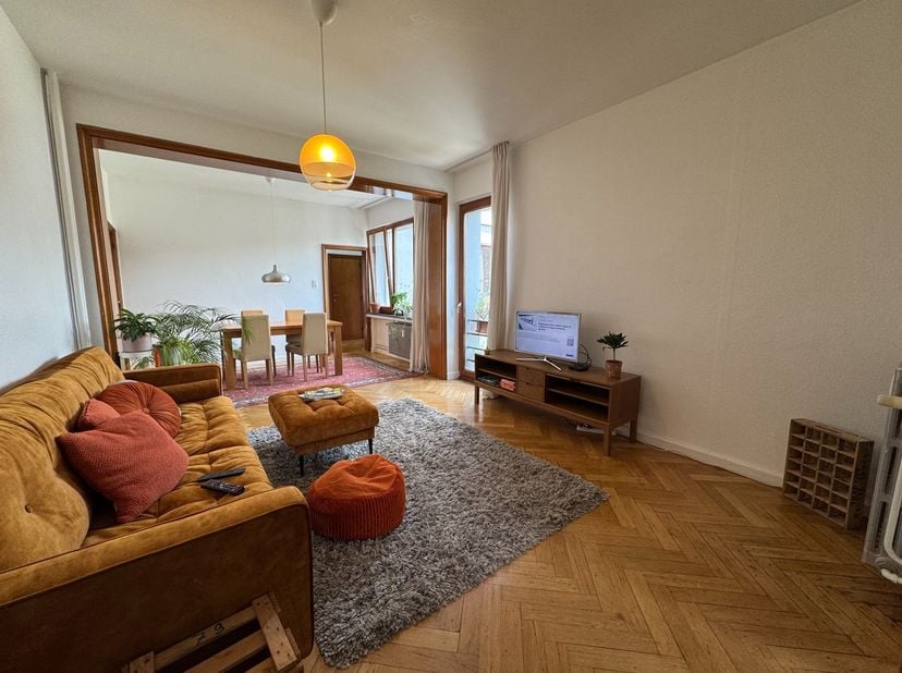 Gezellig twee slaapkamer appartement van 81m² op de derde verdieping in een gebouw met lift.<br />
Het appartement bevindt zich aan de achterkant van