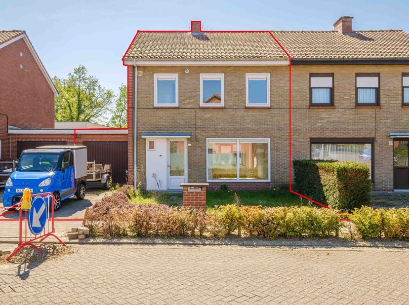 RUSTIG GELEGEN WONING -<br />
<br />
Indeling:<br />
- Gelijkvloers: inkomhal, vestiaire, wc, living, keuken, garage; <br />
- 1e verdiep: hal, badkam