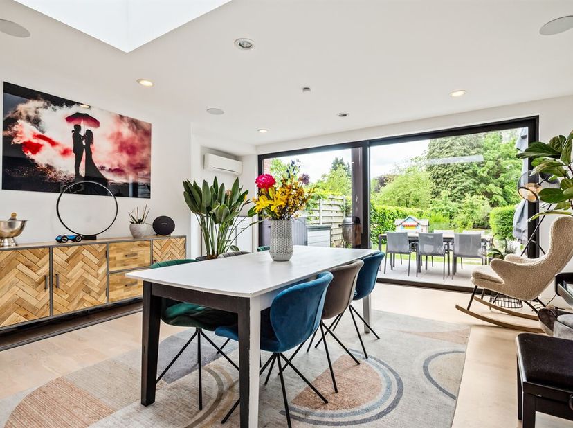 Volledig gerenoveerde woning met 3 slaapkamers; 2 badkamers en leuke tuin.<br />
Ligging: Deze charmante, volledig gerenoveerde woning is gelegen in e