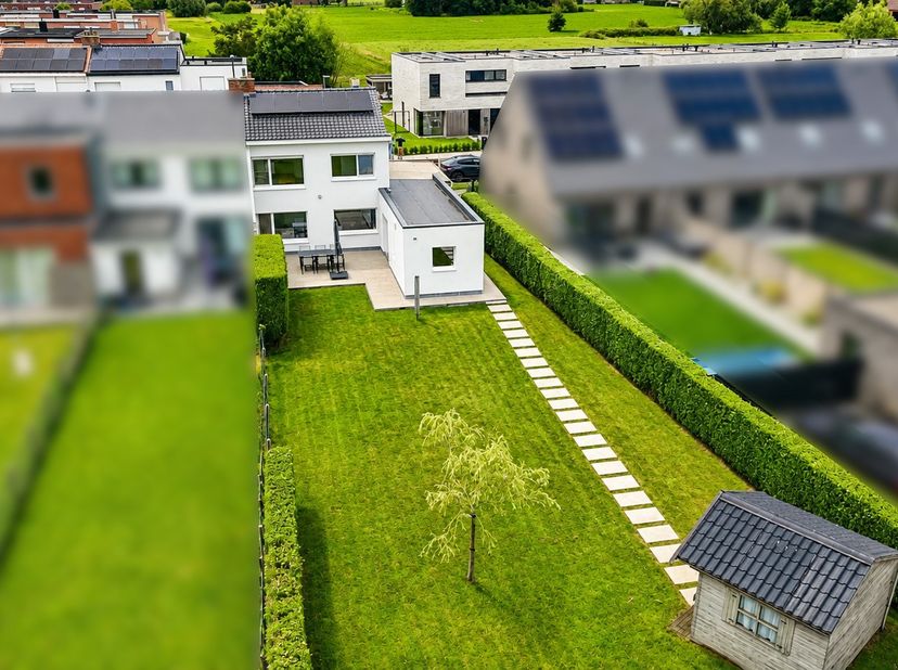 Welkom in de Lijsterstraat 21, een energiezuinige en instapklare woning gelegen in een rustige woonwijk te Torhout. Dankzij de uitstekende ligging bev