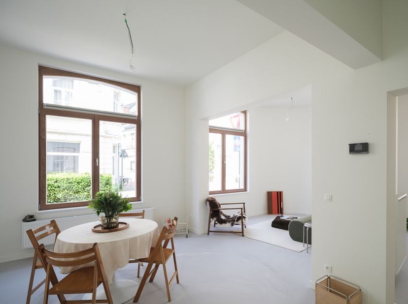 In een rustige straat nabij station Gent-Dampoort en op wandelafstand van het historisch centrum van Gent bevindt zich deze prachtig vernieuwde woning