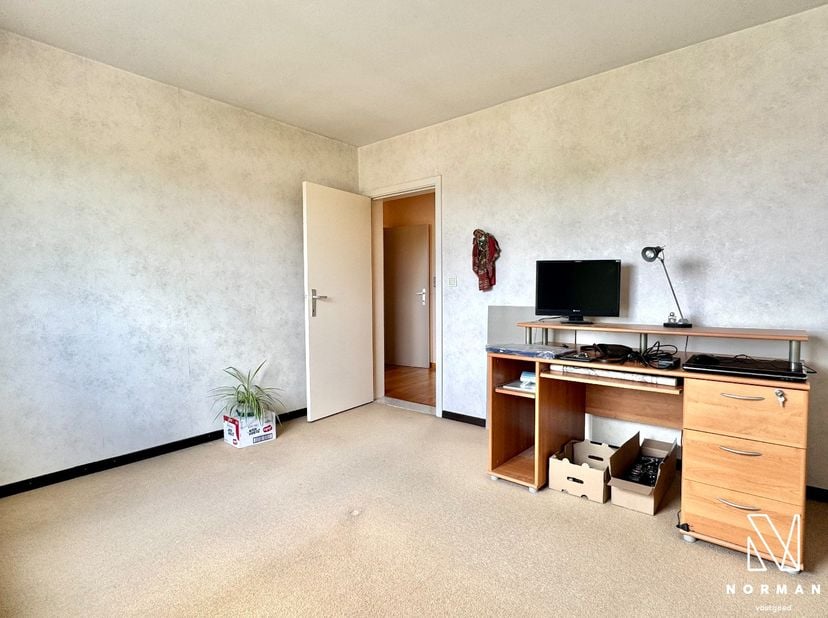 Welkom in dit instapklaar 2 slaapkamer appartement met EPC B, inclusief autostaanplaats en terras op een rustige ligging in Kuurne!<br />
Dit appartem