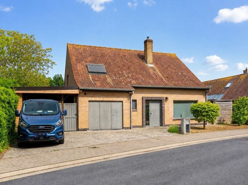Op een rustige ligging in het landelijke Steenkerke (Sint-Laurentiusstraat 10 - 8630 VEURNE) bevindt zich deze verzorgde alleenstaande woning met grot