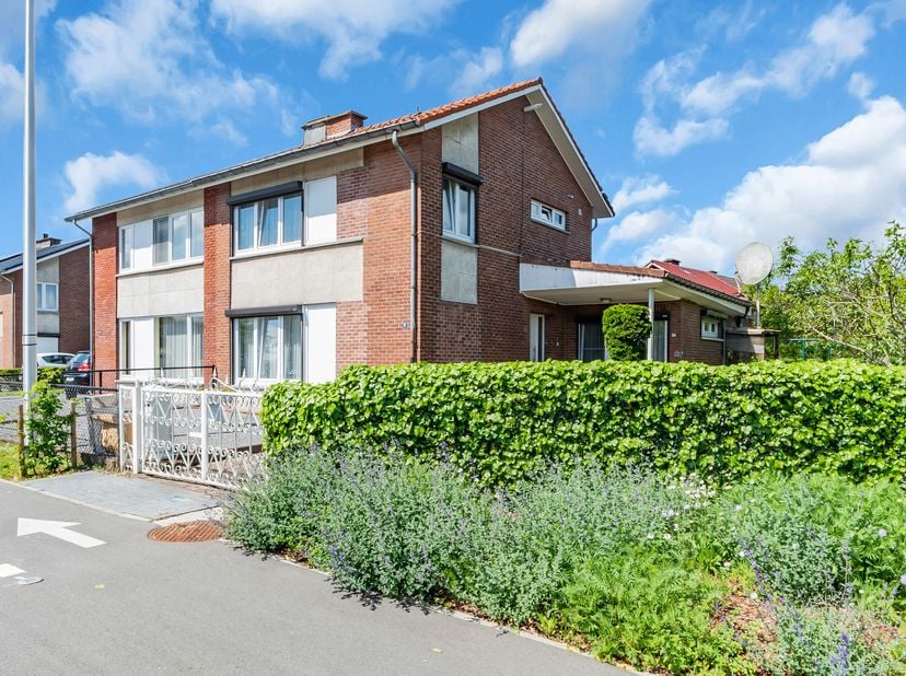 Charmante halfopen gezinswoning met 3 slaapkamers, garage en zonnige tuin<br />
Op zoek naar een ruime en instapklare gezinswoning waar comfort, licht