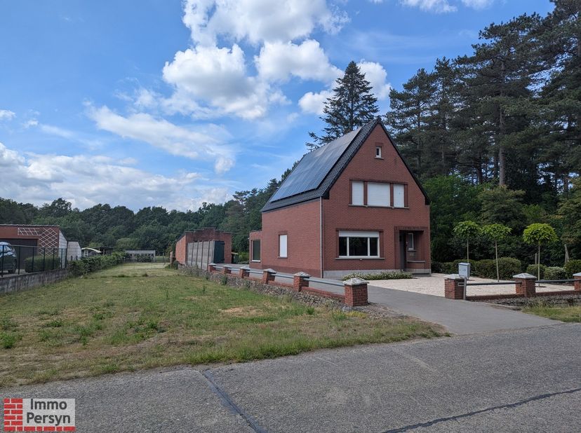 Bent u op zoek naar een afgewerkte, energiezuinige woning die het comfort van nieuwbouw combineert met de ruimte van een open bebouwing? Deze charmant