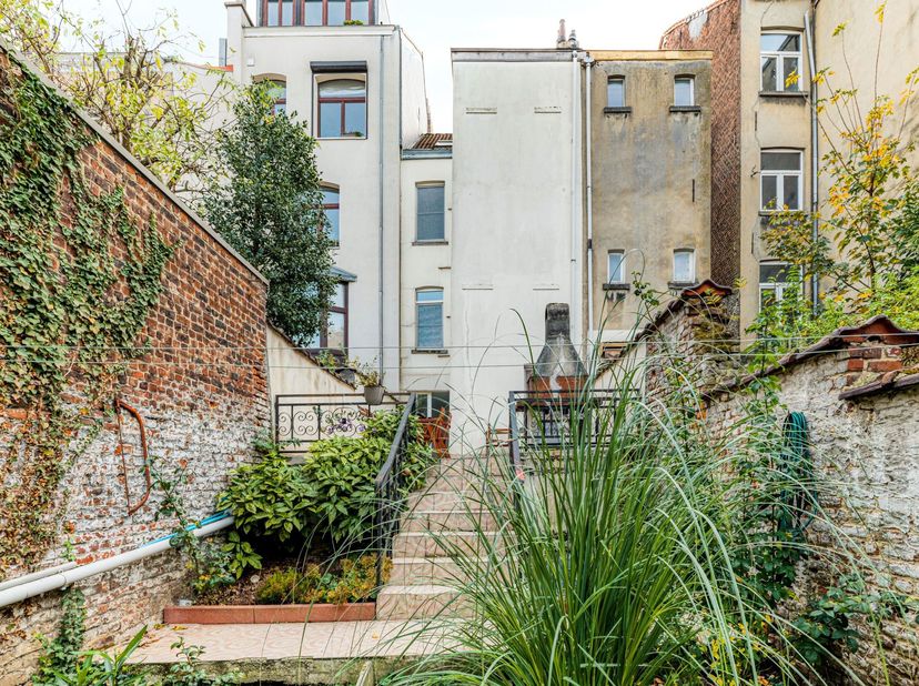 SCHAERBEEK, à proximité immédiate de la Place Meiser/ quartier Bailly, située dans une petite rue à sens unique, MAISON unifamiliale 2 façades (4ch/1s