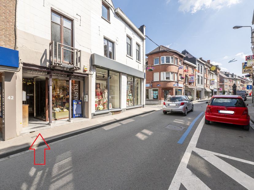 Ideaal gelegen in het centrum van Enghien in de belangrijkste winkelstraat, aangename winkel van +/- 90 m² met toegang tot een mooi houten terras op h