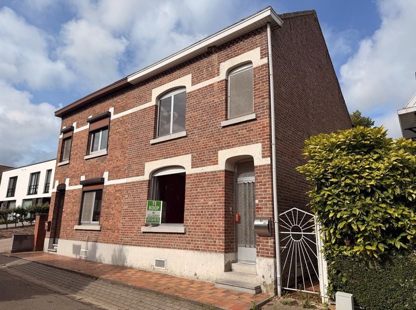 Deze woning, gelegen aan Bevingen-Centrum 31 te 3800 Sint-Truiden, biedt een interessante opportuniteit voor wie op zoek is naar een renovatieproject