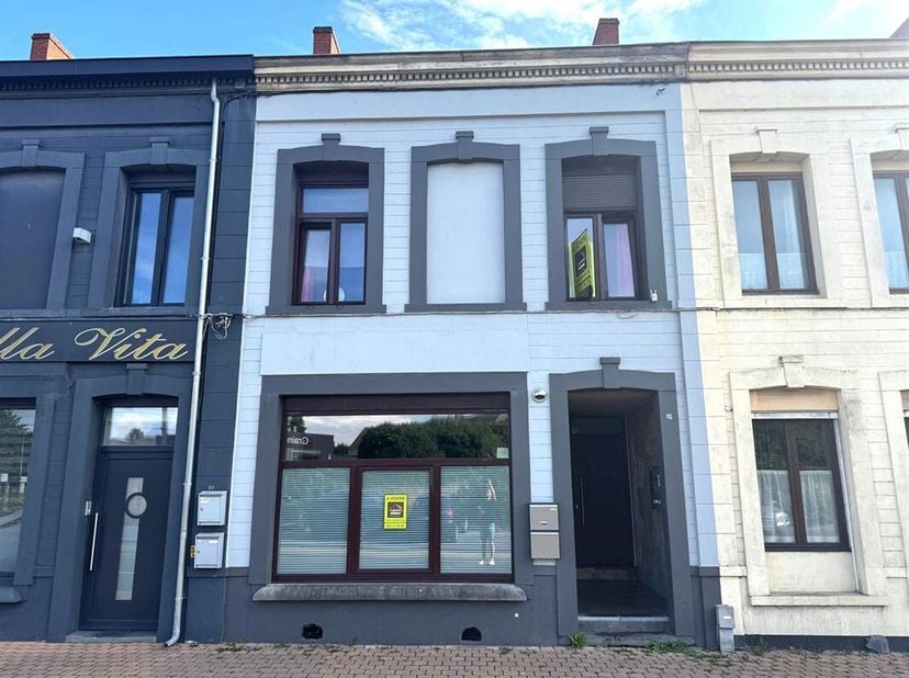 Prix: Offre à partir de 290.000 euros, frais d'agence non inclus et à charge de l'acquéreur. <br />
Immeuble de rapport de 2 appartement et comprenant