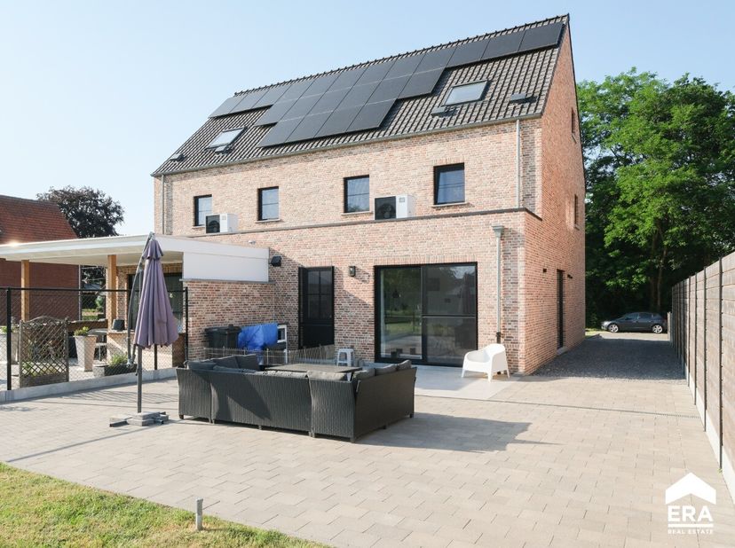 À vendre : maison moderne semi-ouverte située Gerard Jehoelstraat, Hechtel-Eksel, dans un quartier résidentiel verdoyant, proche des écoles et des tra