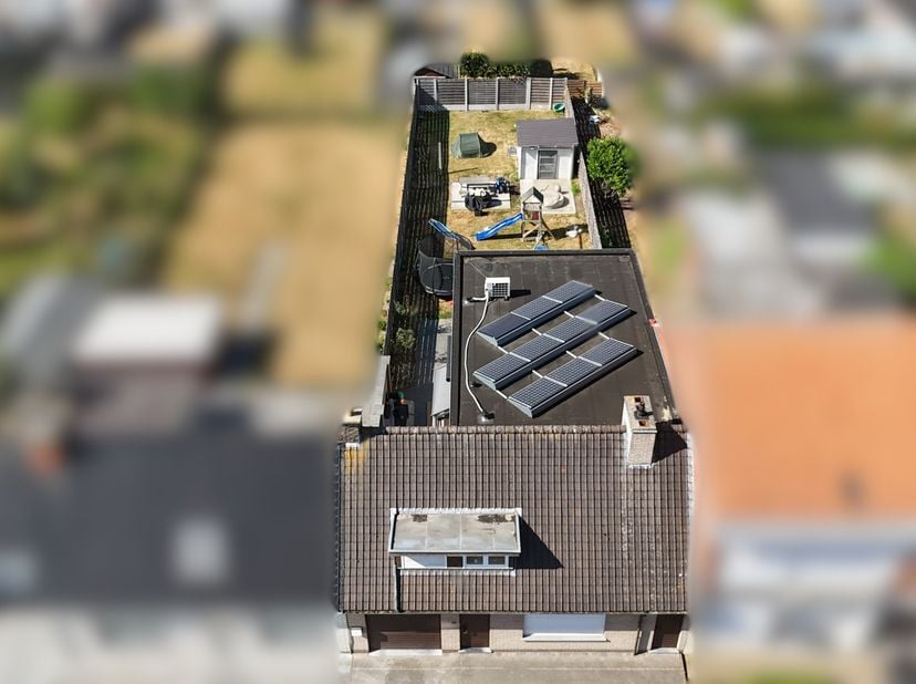 In de Lindenstraat in Roeselare, een zeer rustige, kindvriendelijke straat én vlakbij het centrum van Roeselare, vinden we deze ruime woning met grote