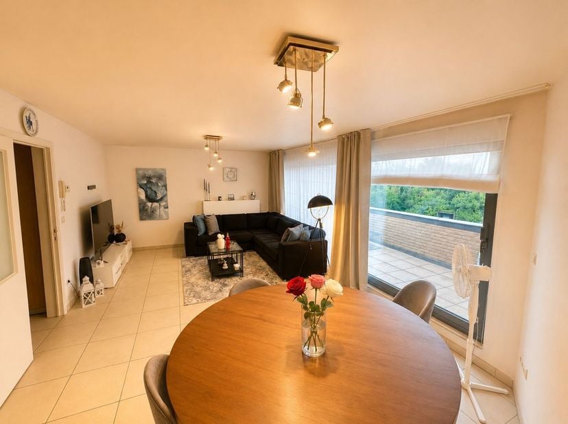 Op zoek naar een ruim appartement met veel lichtinval, 2 terrassen en drie volwaardige slaapkamers?<br />
<br />
Dan is dit instapklare appartement op