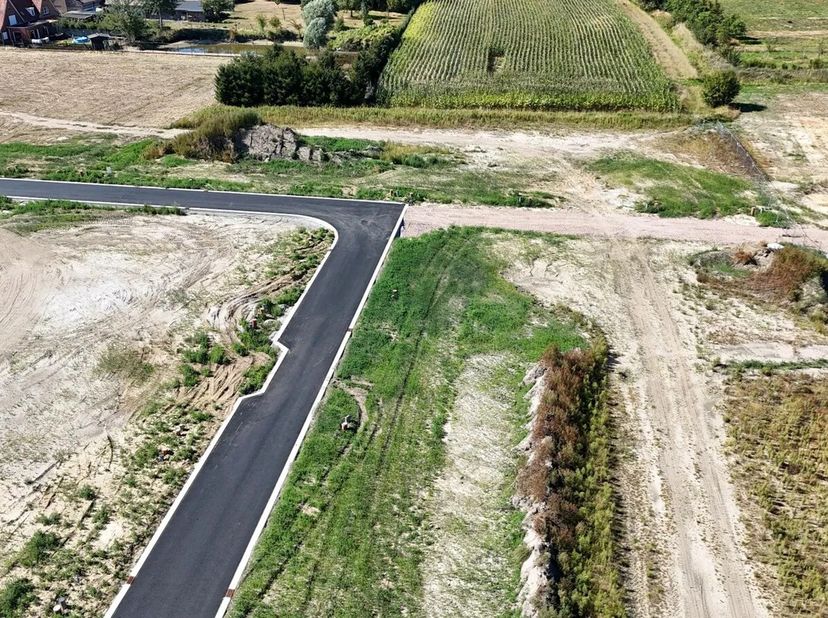 Langs de Hovaerestraat (rechts naast huisnummer 70) in Koekelare realiseren ze deze nieuwe verkaveling waar lot 16 te koop is. Je woont er op een boog