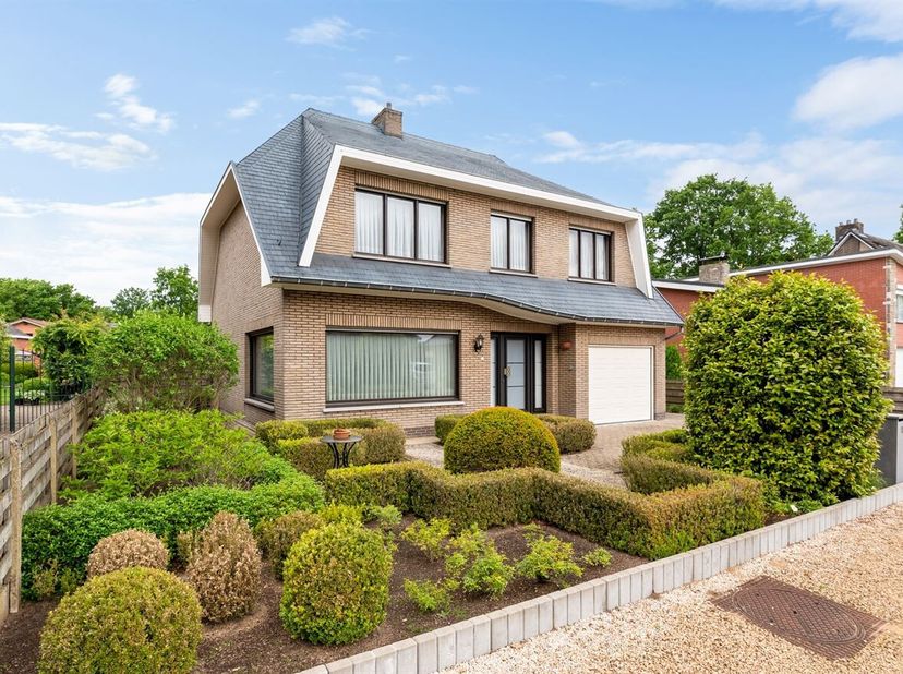 Locatie<br />
Deze woning is gelegen aan Bieshoeve 10 in Zoersel, in een rustige en groene woonomgeving. Dankzij de nabijheid van scholen is dit een i