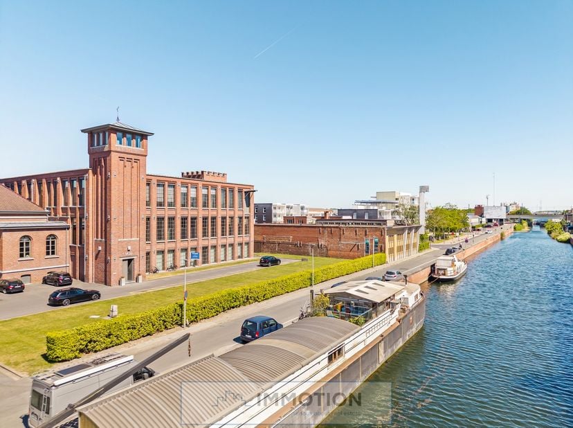 Unieke loft van 185 m² in iconiaal industrieel erfgoed aan de Spinnerijkaai te Kortrijk<br />
Welkom in deze uitzonderlijke loft van maar liefst 185 m