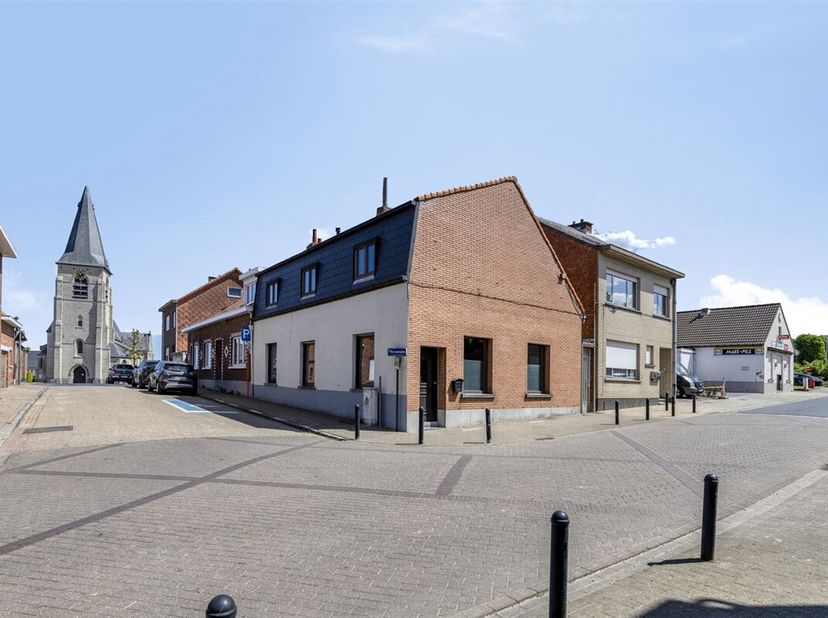 Immo Leolux propose cette maison spacieuse et de caractère, située dans le coeur chaleureux de Brussegem (Merchtem). La propriété jouit d'une situatio