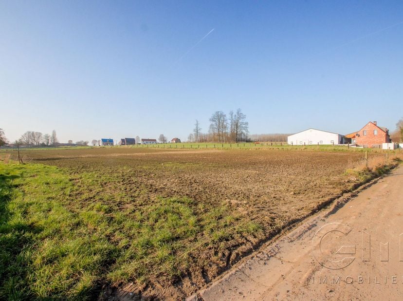 Terrain à bâtir d'une superficie de 2.571 m² situé en zone d'habitat à caractère rural.<br />
Particularités : Front à rue de +/- 45 m. Terrain permet