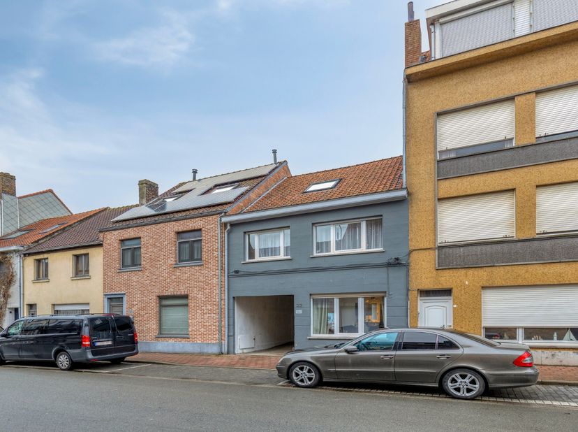 Opbrengsteigendom met 2 appartementen en een achterliggende garage in Knokke-Heist.<br />
<br />
Op 450 meter van het strand bevindt zich deze bijzond