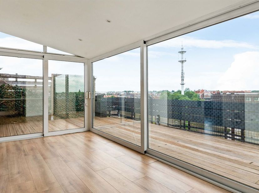 Op zoek naar een lichtrijk appartement met een aangenaam dakterras? Dan is dit gezellige appartement op de 5de en bovenste verdieping zeker een bezoek