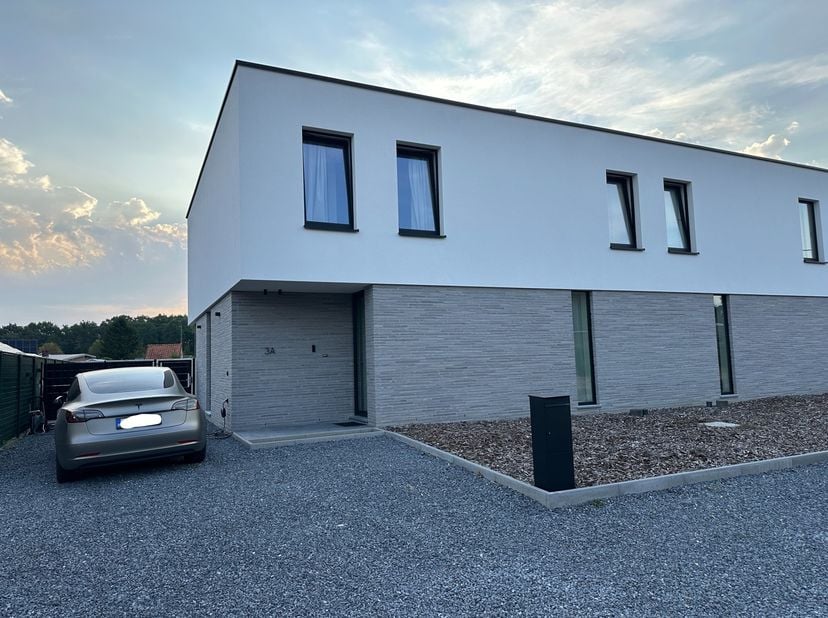 Halfopen nieuwbouwwoning te huur in Zutendaal – Maastrichterstraat 3A<br />
<br />
In de rustige en groene Maastrichterstraat in Zutendaal bevindt zic