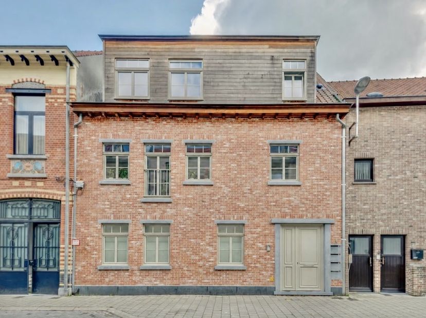 Dit centraal gelegen, energiezuinig duplex- appartement werd recentelijk en met oog voor detail en perfectie gebouwd en ligt op een steenworp van de M