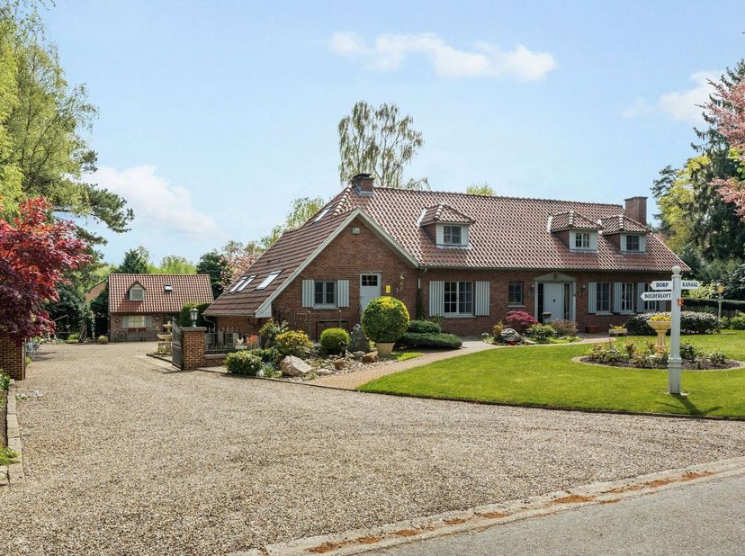 In het groene en gegeerde Bolderberg bevindt zich deze indrukwekkende, statige villa met een bewoonbare oppervlakte van ca. 424 m²(bruikbare oppervlak